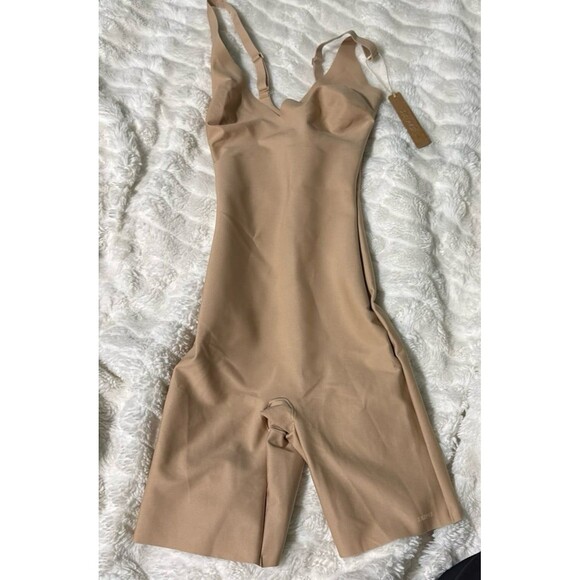 NWT SKIMS BODY CORE SCULPT PLUNGE MID THIGH BODYSUIT IN CLAY SIZE SMALL - Picture 2 of 7